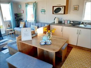 本布里奇Bliss Beach Lodge的一间带桌子的客厅和一间厨房