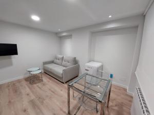 莱昂Ordoño II Suites con Aire Acondicionado y Wifi的客厅配有沙发和桌子