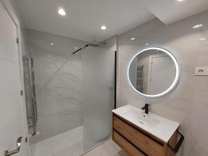 莱昂Ordoño II Suites con Aire Acondicionado y Wifi的一间带水槽和镜子的浴室