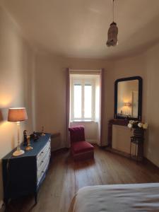 圣让-德吕兹Appartement pied de plage的一间卧室配有梳妆台、镜子和椅子