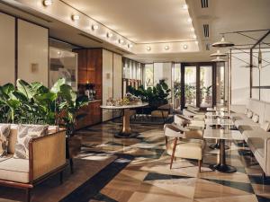 劳德代尔堡Four Seasons Hotel and Residences Fort Lauderdale的大堂设有桌椅和植物