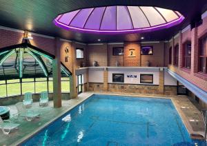 威尔汉姆斯普林菲尔德乡村酒店及休闲俱乐部及Spa的大型游泳池设有大型天花板