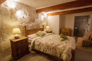 拉巴特Town house steeped in history的一间卧室设有一张床和石墙