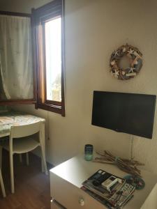 杰若米斯Cara Catherine的客厅配有电视和桌子