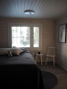 库萨莫Kalliorinne的卧室配有床、椅子和窗户。