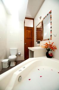 马尔多纳多港Hotel Puerto Amazonico的带浴缸、卫生间和盥洗盆的浴室