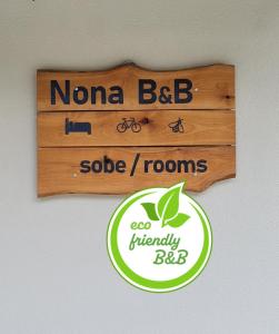 波斯托伊纳Nona BB的墙上的标牌,上面有nanabb酱油室