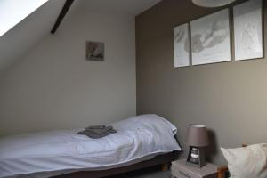 Quartesle renouveau de Quartes的卧室配有白色的床和灯
