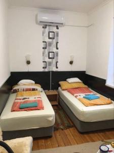 艾尔德贝涅Dombi Porta的一间客房内配有两张床的房间