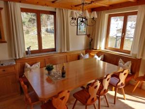 滨湖采尔彼得度假屋的一间带木桌和椅子的用餐室