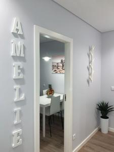 布拉加Alojamento Amélie - Apartamento的一间带桌子和镜子的用餐室