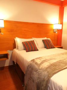 马丘比丘Amakonkay Machupicchu的酒店客房 - 带一张大床和两个枕头