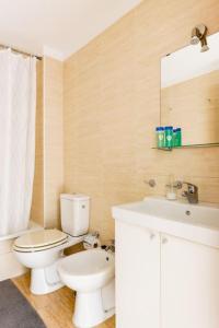 圣伊西德罗Appartamento Mochiri - San Isidro的浴室配有白色卫生间和盥洗盆。