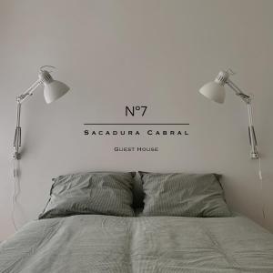 瓜尔达Nº7 Sacadura Cabral的卧室配有两盏灯,位于床上方