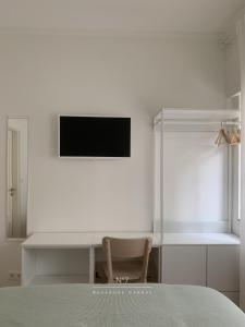 瓜尔达Nº7 Sacadura Cabral的白色的客房配有书桌和椅子