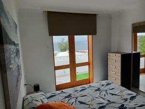 莫罗德哈布雷Morro Mar的一间卧室设有一张床和一个窗口