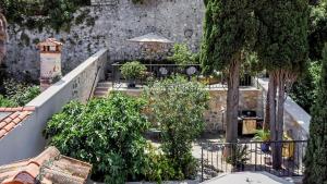 罗维尼Luxury Villa Orh Rovinj的一个带树木和围栏的户外花园