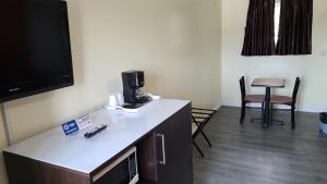 Coniston诺维克汽车旅馆的客房设有一张桌子和一台咖啡机