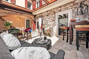 罗维尼Luxury Villa Orh Rovinj的客厅配有沙发和桌子