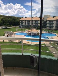 皮拉伊河畔巴拉Flat Aldeia das Águas的阳台享有游泳池的景致。