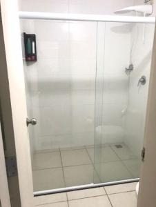 皮拉伊河畔巴拉Flat Aldeia das Águas的浴室里设有玻璃门淋浴