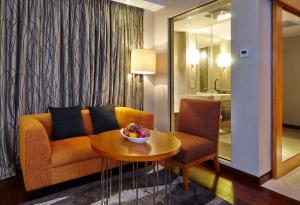 达卡孟加拉达卡阿玛瑞酒店的客厅配有沙发和桌椅