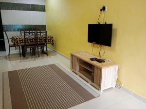 北根Rumah Tamu Pekan (semi D)的客厅的墙上配有平面电视。