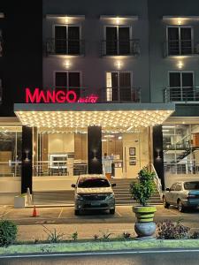土格加劳芒果套房酒店的一辆夜间停在商店前面的小货车