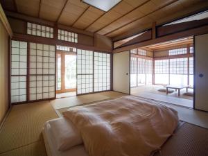 京都源凤院（Ryokan Genhouin）的一间带一张大床的卧室,位于带窗户的房间内