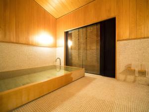 京都源凤院（Ryokan Genhouin）的带浴缸的浴室和大窗户