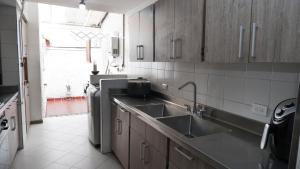 麦德林Casa La Palma Habitación Cielo的一个带水槽和洗碗机的厨房