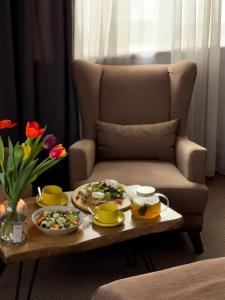 阿拉木图Keremet Hotel的一张咖啡桌,配有两盘食物和一张沙发