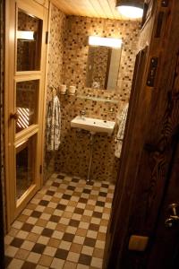 维尔扬迪Kauba Apartment的一间带水槽和 ⁇ 格地板的浴室