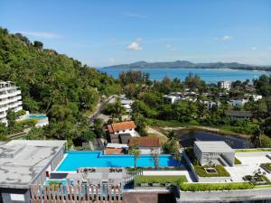 普吉镇Aristo 2 Phuket的享有带游泳池的度假村的空中景致