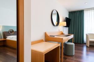 特里森萨兹门酒店的酒店客房设有水槽和镜子