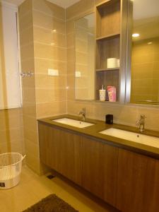 峇都丁宜峇都丁宜滨海套房公寓的浴室设有2个水槽和镜子