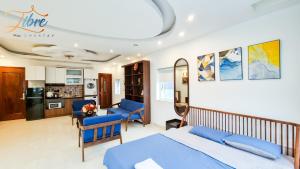 河内Libré Homestay Đào Tấn的一间卧室设有一张床和一间客厅。