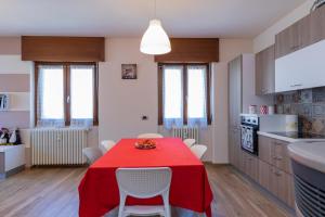 阿帕里卡Europa Master Guest apartment的厨房配有一张带红色桌布的桌子