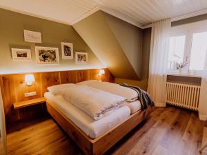 西蒙斯瓦尔德Schiebenrothenhof的一间卧室,卧室内配有一张大床