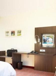 维尔恩斯多夫奎勒特尔维尼斯多夫酒店的酒店客房配有书桌和床。