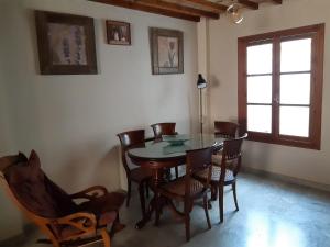 赫雷斯-德拉弗龙特拉Casa Grande Zona Norte的一间带桌椅和窗户的用餐室
