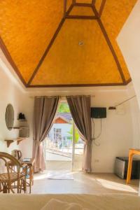 科隆Sunz en Coron Resort的享有带天花板的客房的景致。