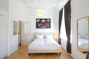 德累斯顿Zu Besuch im Palast - Perfekte Lage的卧室配有白色的床和镜子