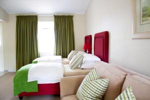 帕尔帕尔钮瑞斯旅馆的一间带两张床和一张沙发的客厅