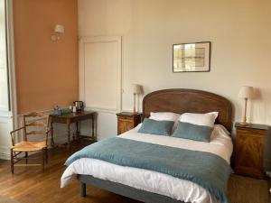 奥尔沃Le Plessis的一间卧室配有一张带蓝色和白色枕头的床
