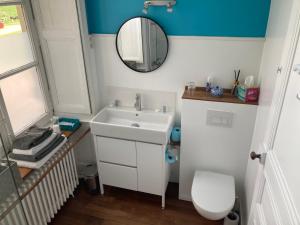 奥尔沃Le Plessis的浴室设有白色水槽和镜子