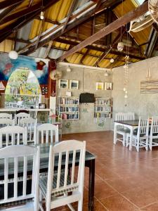沙美岛Viking Holiday Resort的一间配备有白色椅子和桌子的用餐室