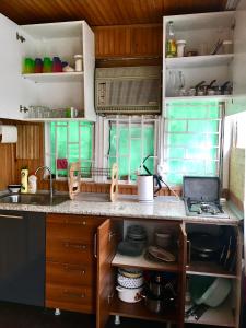 卡瓦拉提Green house in Gonio economy class的厨房配有水槽和台面