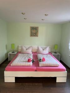 施托尔贝格Rosental的一张大床,上面有粉红色的床单和鲜花