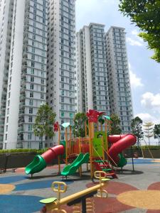新山Homestay SKS Apartment Larkin Johor Bahru的一座高楼公寓前的游乐场